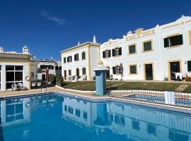 Relaxing 2 Bedroom House 5 minutes away from Vilamoura Marina，位于奎特里拉的别墅