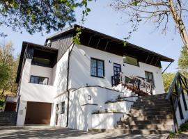 Dvi Nidos，位于奈达的带停车场的酒店