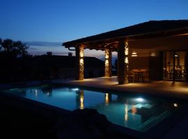 Villa Kadila with heated pool and sauna for family，位于伦的度假屋
