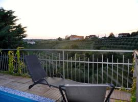 Apartment in the heart of Brda wine region, Boris and Darinka Marinič，位于多博沃的公寓