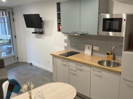 Logement entier : Studio neuf avec jardin，位于瓦洛里的酒店