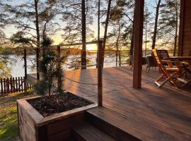 Domki Borsk - komfortowe domki nad jeziorem Wdzydze z przepięknym widokiem，位于博尔斯克的酒店