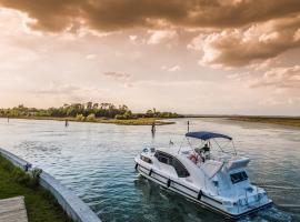 Houseboat Holidays Italia，位于Lughignano的船屋