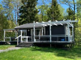 Cozy cottage near the sea，位于Tjustvik的山林小屋