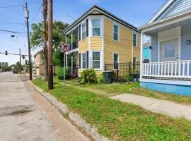 Fuller House Just 3 Blocks to Beach home