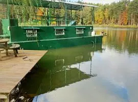 le bateau sur lac privé de 2 hectares poissonneux au milieu des bois
