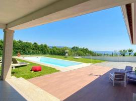 3 bedrooms villa with city view private pool and enclosed garden at Sao Miguel do Prado，位于Prado的带停车场的酒店