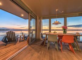 traumHaff Hausboote La Péniche / Ostsee - außergewöhnliches Design, atemberaubende Sonnenuntergänge und Sauna an Bord，位于Rieth的酒店