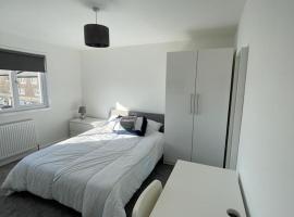 Double room with private bathroom in Basingstoke，位于贝辛斯托克的民宿