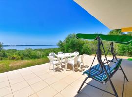 Villa Menethea Sea View - 5min from Issos beach，位于Línia的带停车场的酒店