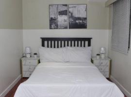 A2J BGC Luxury 2BR Loft Near Burgos Circle & Malls，位于马尼拉的酒店