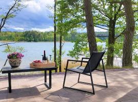 JW MAZURY domy wakacyjne nad jeziorem-DOM CZAPLA，位于Waplewo的酒店