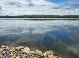 Crescent Lakehouse - Surf, Ski and Serenity，位于Iron River的酒店