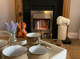 The Ramblers Rest - whole apartment - pet friendly - close to amenities and walks