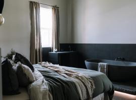 The Benev - Wellness Accommodation and Spa Beechworth，位于比奇沃斯的酒店