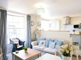 Elizabeth: Charming two bedroom apartment in centre of town