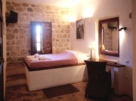 卡勒德瑞米公寓，位于帕特莫斯的带停车场的酒店