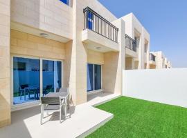 ALH Vacay - Family Villa in DAMAC Hills 2，位于迪拜的酒店
