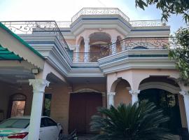 Amira Villa 1 Kanal 5 bedroom house, Johar Town Lahore，位于拉合尔的酒店