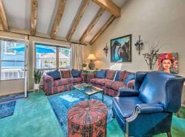 Eclectic Home with Deck 4 Miles to Ski Cloudcroft!，位于克劳德克罗夫特的酒店