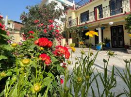 Katyuri Kings Divine Homestay- Babaji's cave，位于Dwārāhāt的酒店
