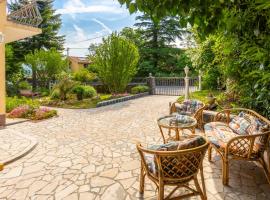 AUTOMOTODROM GROBNIK - Apartments and Rooms Skejić，位于卡维勒的酒店
