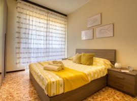 CaseOspitali - CASA LUCE a due passi dal SAN RAFFAELE - 1 bedroom e divano in soggiorno，位于维莫德罗内的公寓