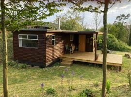 Cozy and peaceful cabin 15 mins from Lyme Regis，位于布里德波特的酒店