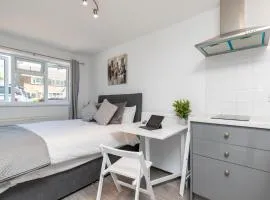 Findon- Stylish Suite 10mins close to Airport