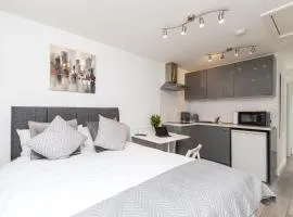 Findon- Stylish Suite 10mins close to Airport