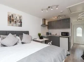 Findon- Stylish Suite 10mins close to Airport