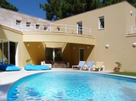 Aroeira Villa near Lisbon- Daydream PT，位于沙尔内卡的酒店