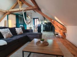 Loft lumineux et cosy avec grande terrasse，位于Maîche的酒店