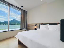 雀客快捷新北淡水，位于淡水的酒店