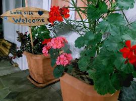 Lakeside Green Balcony Home，位于茨卡尔图博的酒店