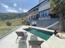 Ece Golden Villa Amazing 4 bedroom vila with pool，位于阿莱利亚的度假屋