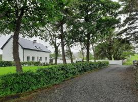 Traditional Cosy Cottage with beautiful views，位于韦斯特波特的乡村别墅