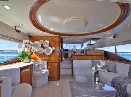 Luxurious 3 bedroom yacht Also offers charters，位于迈阿密海滩的船屋