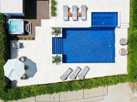 Villa Pino with Pool, Sauna & Jacuzzi，位于佩特坎内的酒店