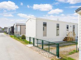 Modern mobile home in Middelkerke with garden，位于米德尔克尔克的豪华帐篷营地