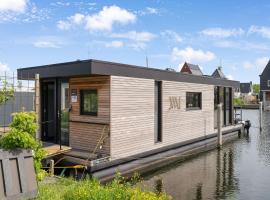 Brand new Boathouse on the water in Stavoren with a garden，位于斯塔福伦的船屋