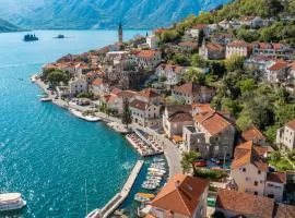 Charming Bohemian house in Perast