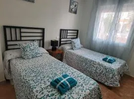 ¡Bajo con terraza y patio con vistas a la piscina comunitaria!