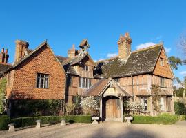 Langshott Manor - Luxury Hotel Gatwick，位于霍利的浪漫度假酒店