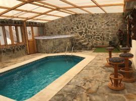 Casa rural Cristina- Piscina climatizada，位于马拉加的木屋