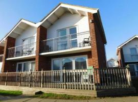 18, Waterside park, Fernly Holiday Home，位于Corton的带泳池的酒店
