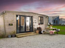 Wheal Amelia- Beautifully Fitted Wooden Lodge Helston Cornwall，位于赫尔斯顿的酒店