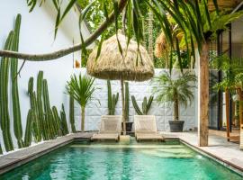 Jogja Life Villas with Private Pool，位于Timuran的酒店