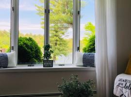 Catskills Cottage with Lake View Book Now，位于Rock Hill的宠物友好酒店