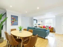 Beautiful central 3-bed w/roof terrace & parking